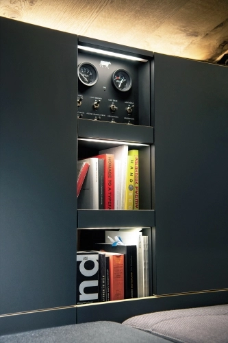 W kamperze projektanta musi się znaleźć miejsce na książki. Gustowne półki znajdują się pod panelem kontrolnym z przełącznikami. - zdjęcie 2